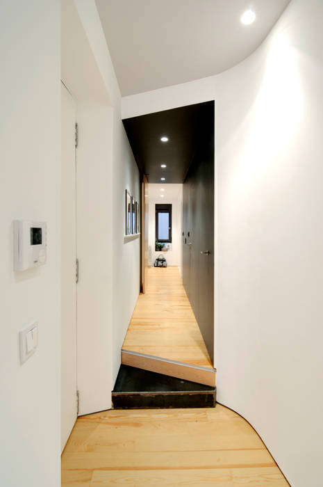 Reforma vivienda Pasillos, vestíbulos y escaleras de estilo moderno de Garmendia Cordero arquitectos Moderno