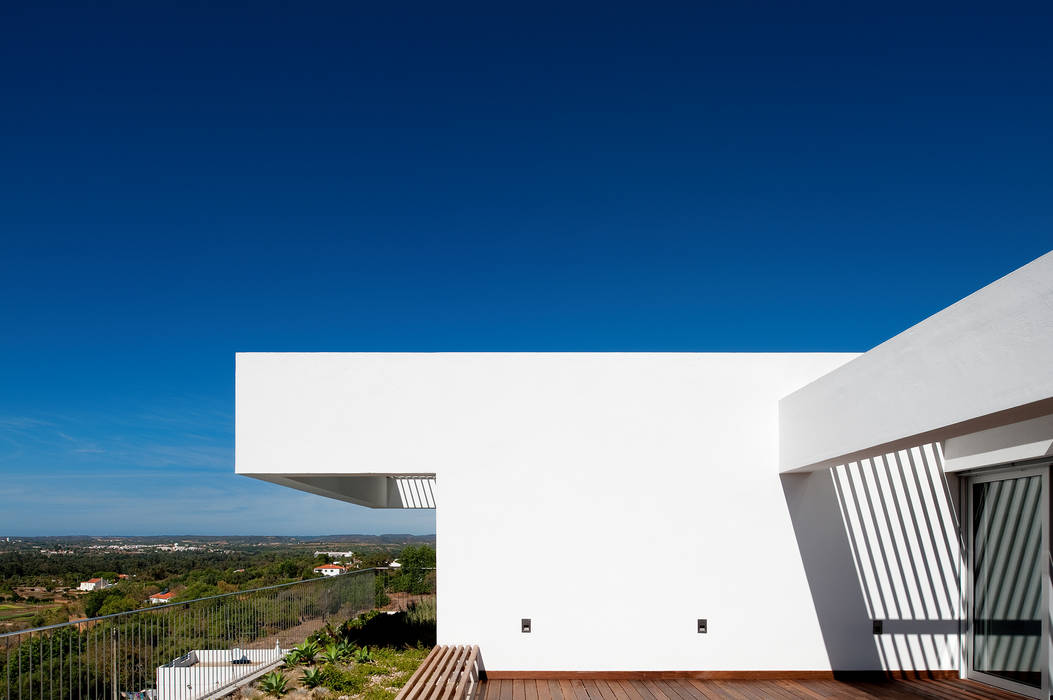 House in Portimão, MOM - Atelier de Arquitectura e Design, Lda MOM - Atelier de Arquitectura e Design, Lda Modern balcony, veranda & terrace