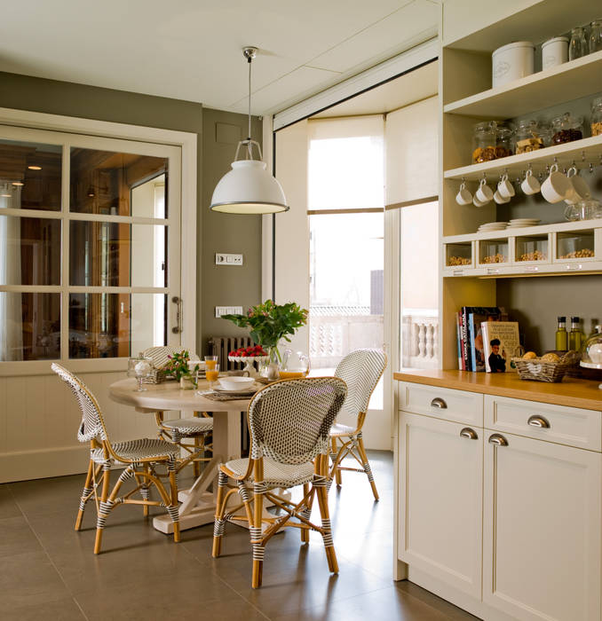 Un comedor de estilo afrancesado con sillas tipo bistró cocinas de