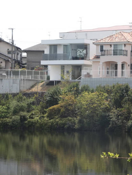家の裏にある池越し 一級建築士事務所アトリエｍ モダンな 家 Homify