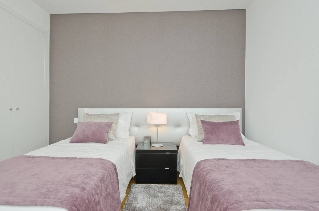 Private Interior Design Project - Albufeira, Simple Taste Interiors Simple Taste Interiors Modern style bedroom Beds & headboards