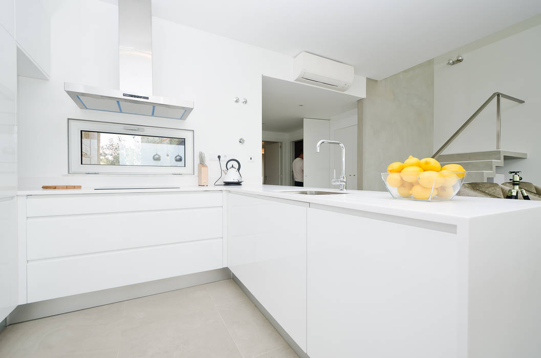 Private Interior Design Project - Albufeira, Simple Taste Interiors Simple Taste Interiors Modern kitchen Storage