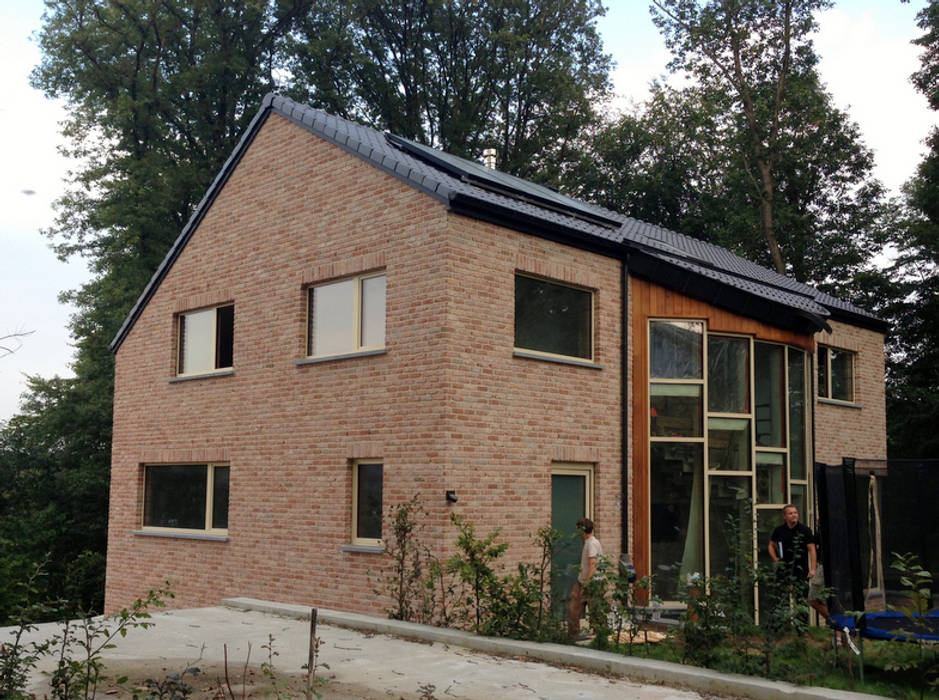 Une maison passive dans les bois, à Céroux-Mousty, Bureau d'Architectes Desmedt Purnelle Bureau d'Architectes Desmedt Purnelle Casas modernas: Ideas, imágenes y decoración