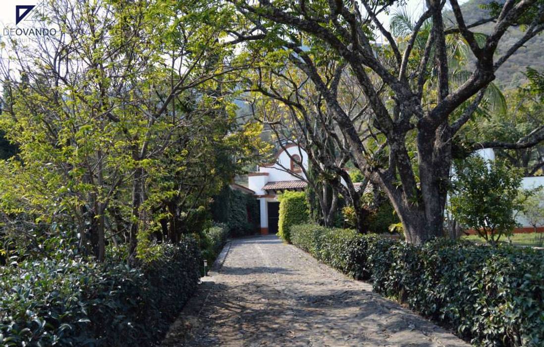 COUNTRY HOUSE IN MALINALCO MEXICO, De Ovando Arquitectos De Ovando Arquitectos コロニアルスタイルの 玄関&廊下&階段