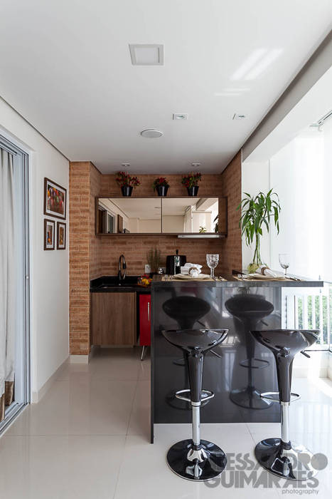 Apartamento moderno e sofisticado, Martins Valente Arquitetura e Interiores Martins Valente Arquitetura e Interiores Balcones y terrazas modernos: Ideas, imágenes y decoración Muebles