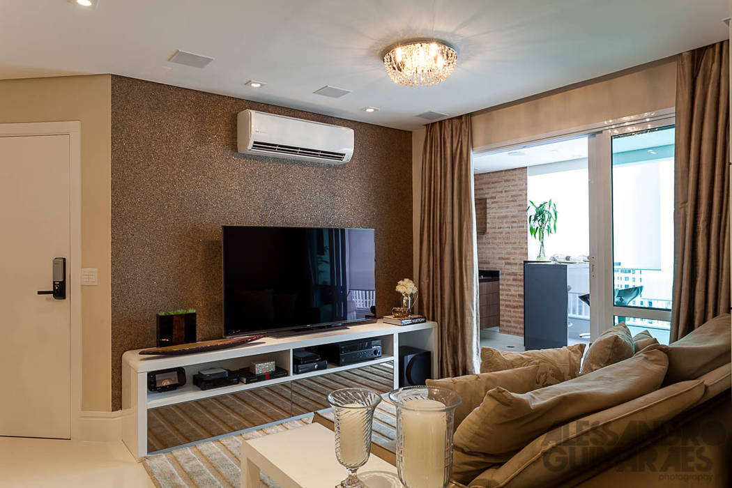 Apartamento moderno e sofisticado, Martins Valente Arquitetura e Interiores Martins Valente Arquitetura e Interiores Salas de estar modernas TV e mobiliário