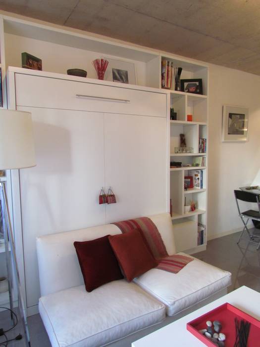 Cama rebatible + biblioteca MinBai Dormitorios minimalistas Madera Acabado en madera Camas y cabeceras