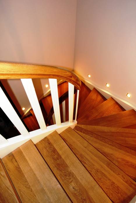 Wangentreppe Magdeburg, lifestyle-treppen.de lifestyle-treppen.de Classic style corridor, hallway and stairs Wood Wood effect