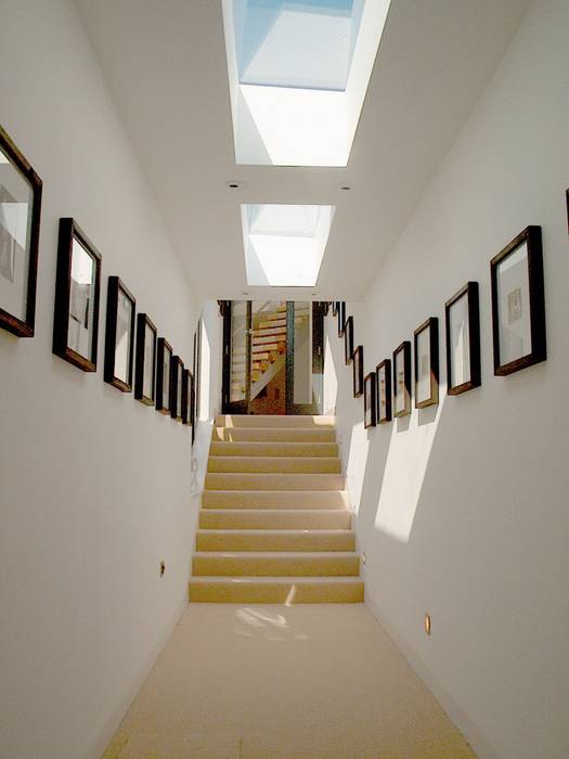 Mermaids - A home by the sea, Trewin Design Architects Trewin Design Architects Minimalist corridor, hallway & stairs