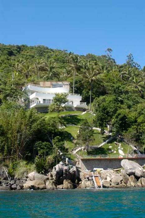 Casa Cassemunha (Ilha Bela), Enrico Benedetti Arquitetos Enrico Benedetti Arquitetos Casas tropicais