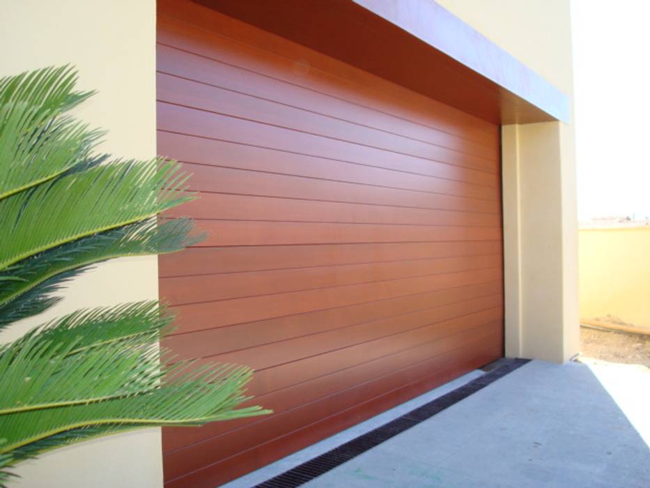 Puerta madera Cedro Odorata. , CHD COMPANY CHD COMPANY Garajes de estilo clásico Madera Acabado en madera Garajes