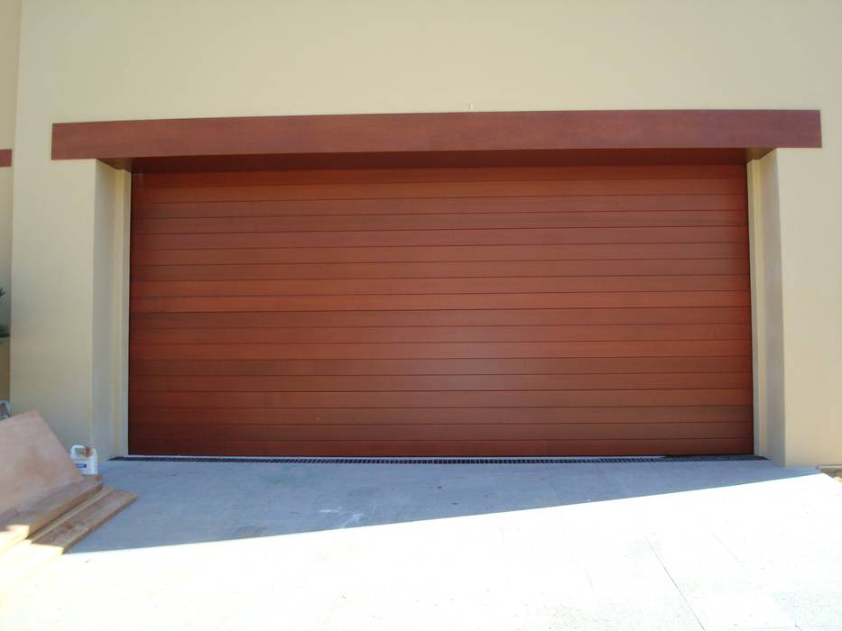 Puerta madera Cedro Odorata. , CHD COMPANY CHD COMPANY Classic style garage/shed Wood Wood effect Garages & sheds