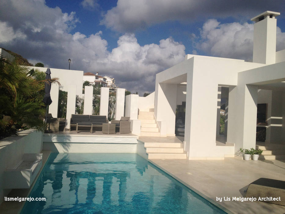 Villa Cala de Mijas, Lis Melgarejo Arquitectura Lis Melgarejo Arquitectura モダンスタイルの プール