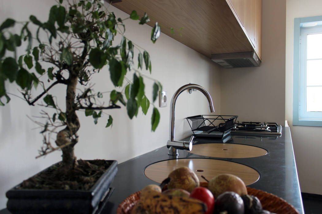 a cozinha que nos faz felizes, crónicas do habitar crónicas do habitar Cozinhas minimalistas Armários e estantes