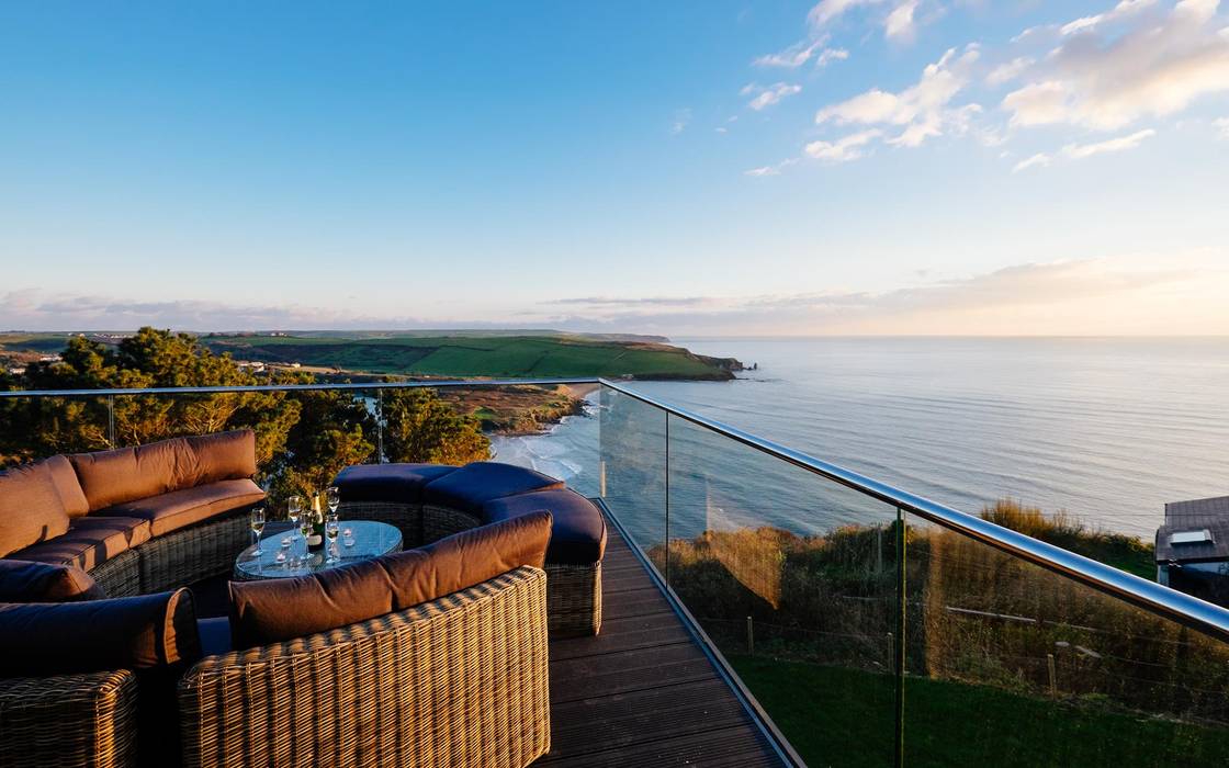 Outside relaxing area Perfect Stays Moderner Balkon, Veranda & Terrasse