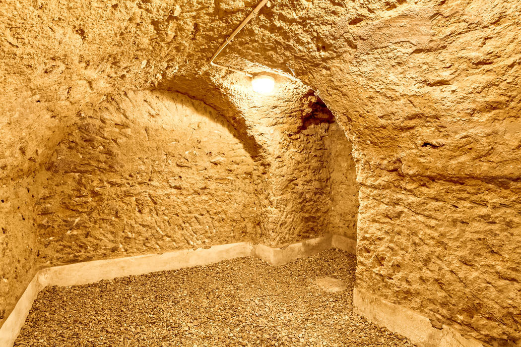 Un Hôtel Particulier à Versailles , ATELIER FB ATELIER FB Wine cellar