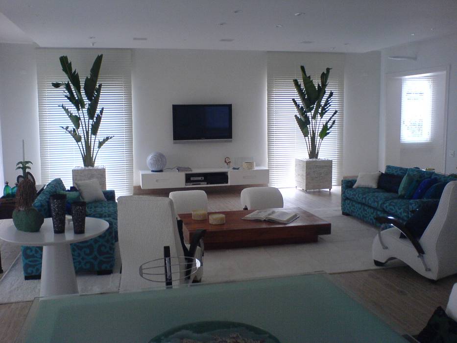 Sala de estar com a luz do dia Luciani e Associados Arquitetura Salas de estar modernas