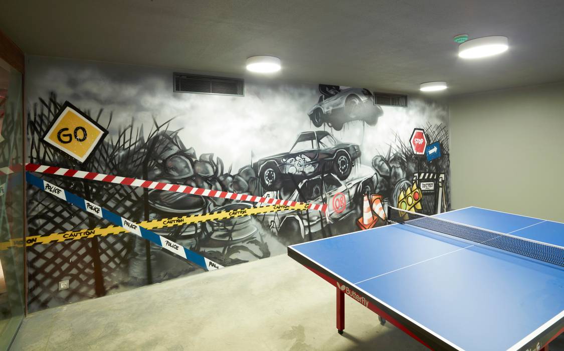 Duvarda Graffiti Çalışması ve Masa Tenisi Bölümü Pimodek Mimari Tasarım - Uygulama Modern Garaj / Hangar