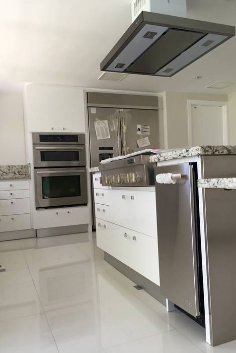 Mesón tipo isla, mueble horno y mueble nevera. Demadera Caracas Cocinas modernas