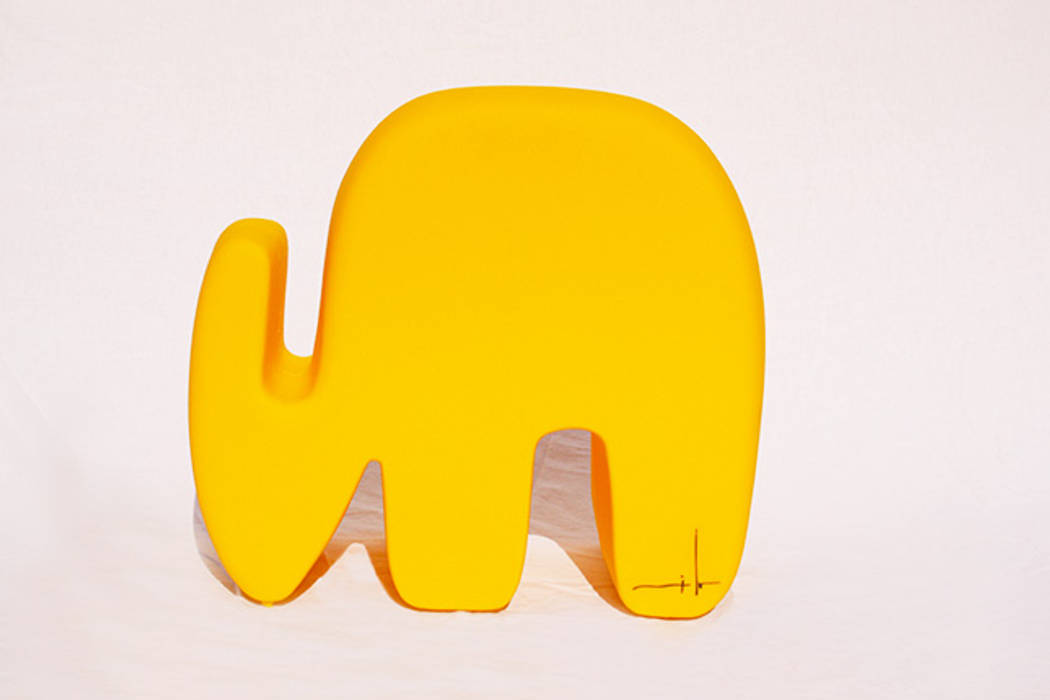 Elefante Milo TRIZZ Dormitorios infantiles modernos: Plástico Juguetes
