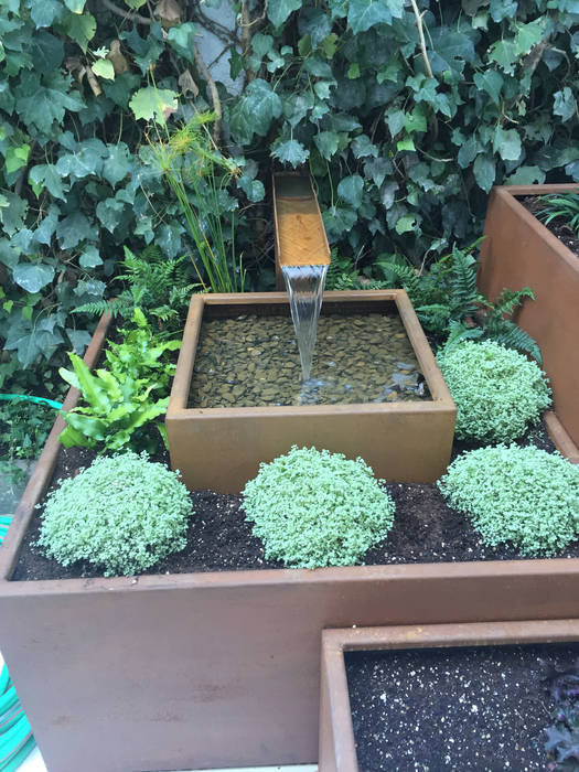 Fuente en acero corten Irati Proyectos Jardines de estilo moderno fuente,elemento de agua,juego de jardineras,acero corten,jardineras