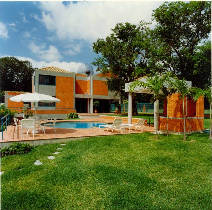 Vista de la piscina y bar parrillera. OMAR SEIJAS, ARQUITECTO Piscinas de estilo tropical