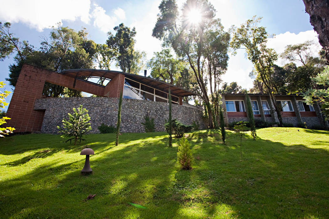 Casa Joaci de Oliveira, Enrico Benedetti Arquitetos Enrico Benedetti Arquitetos Casas campestres