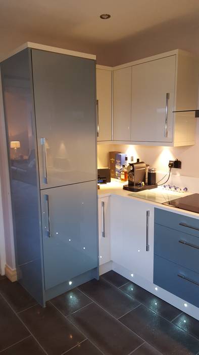 Blue & Cream Gloss Kitchen, Aberdare, South Wales من Hitchings & Thomas Ltd حداثي