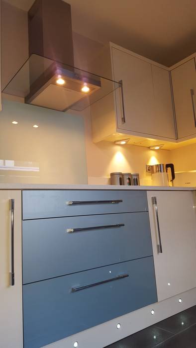 Blue & Cream Gloss Kitchen, Aberdare, South Wales Moderne Küchen von Hitchings & Thomas Ltd Modern