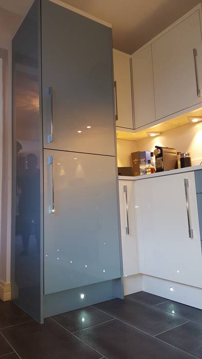 Blue & Cream Gloss Kitchen, Aberdare, South Wales Moderne Küchen von Hitchings & Thomas Ltd Modern