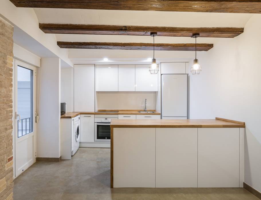 Vivienda Vigas de Madera, LLIBERÓS SALVADOR Arquitectos LLIBERÓS SALVADOR Arquitectos Kitchen