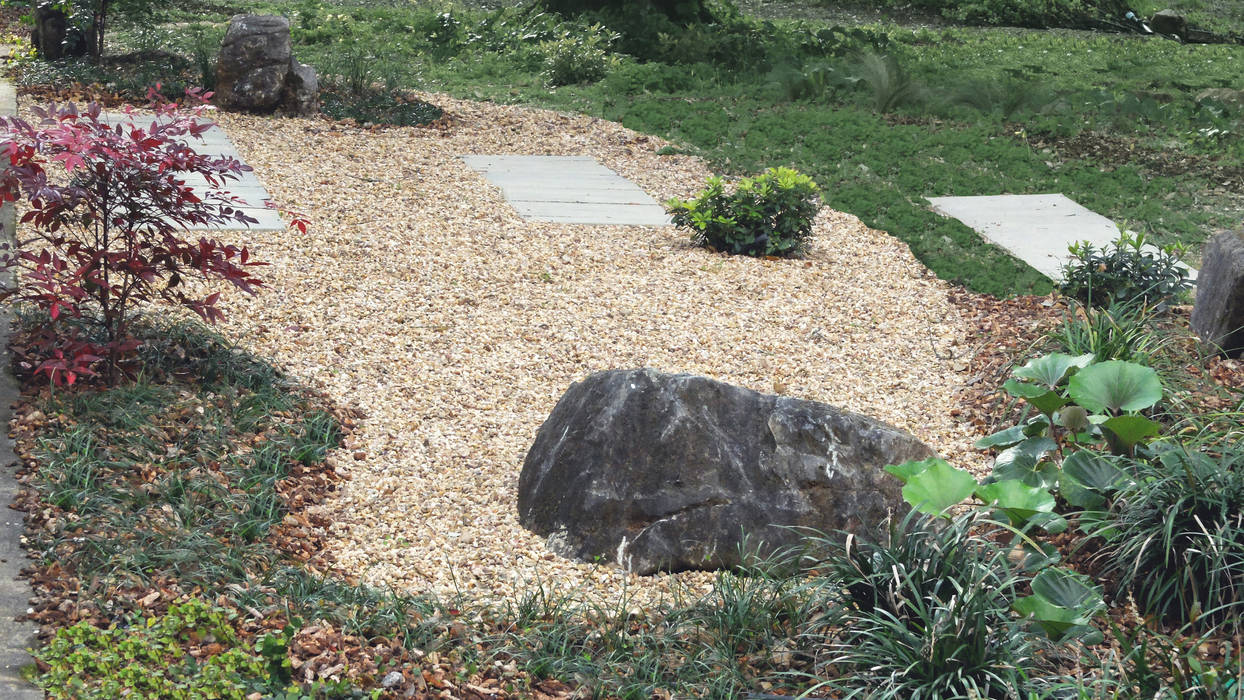 Jardim com piscina natural, Atelier Jardins do Sul Atelier Jardins do Sul Jardins ecléticos