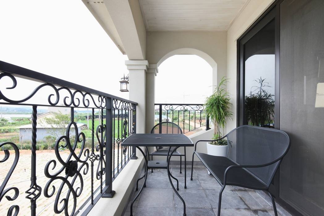 썬룸에서 즐기는 따뜻한 햇살 [서산 부산리], 윤성하우징 윤성하우징 Classic style balcony, veranda & terrace