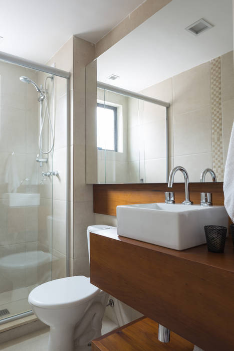 Apartamento Jovem Empresário, Stefani Arquitetura Stefani Arquitetura Rustic style bathroom Solid Wood Multicolored Sinks