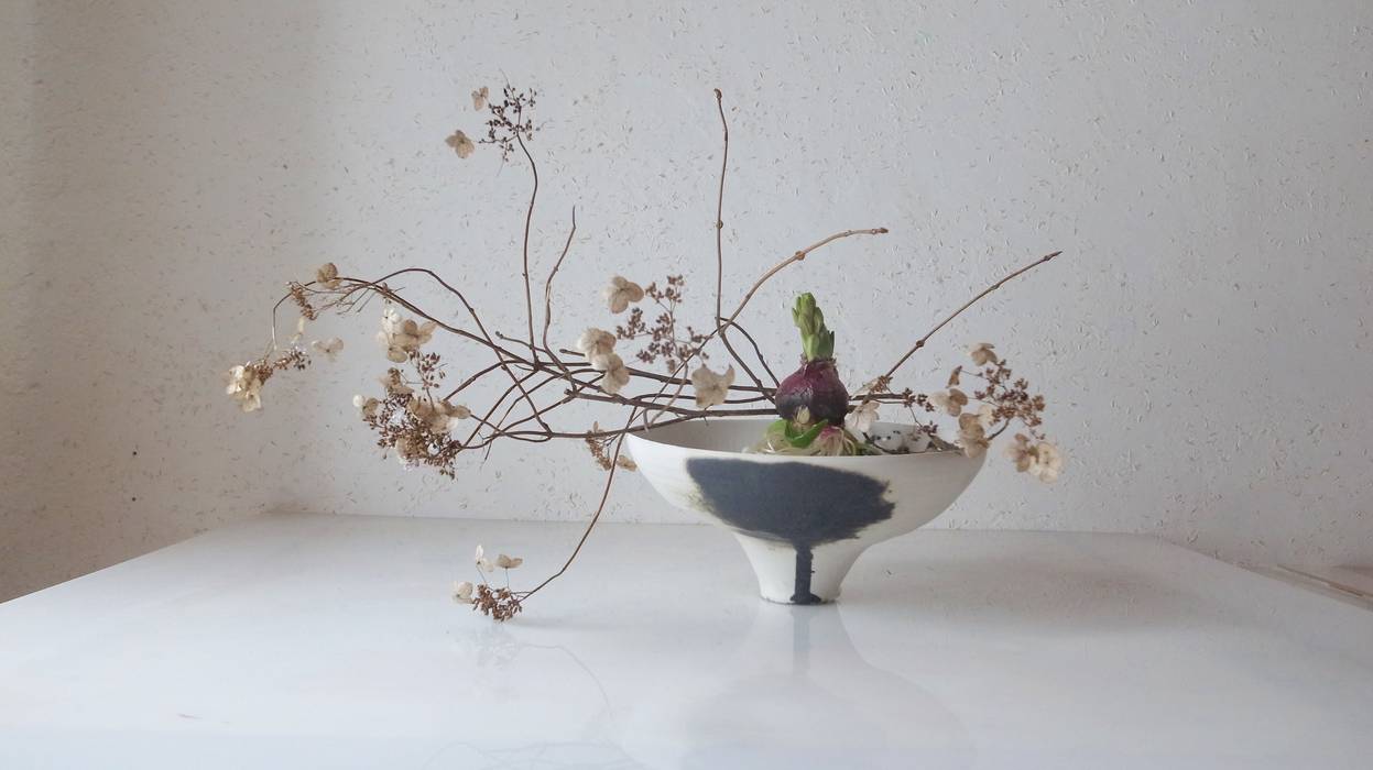 Flower Vase Ricca OKANO モダンデザインの リビング 磁器 サイドテーブル＆トレー