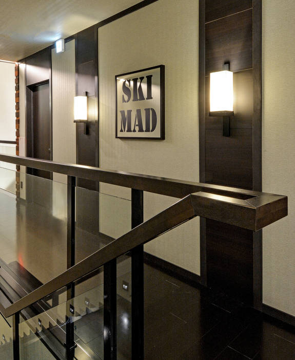 Kasara Townhouse, Design Intervention Design Intervention Modern corridor, hallway & stairs