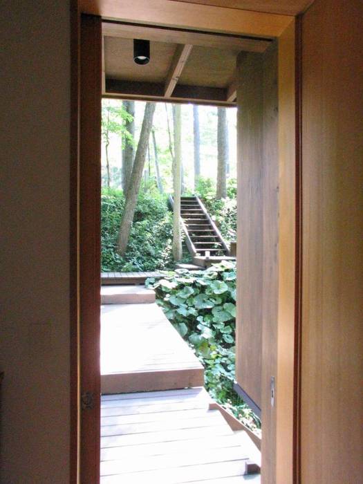 玄関アプローチ 暮らしの醸造所 オリジナルスタイルの 玄関&廊下&階段