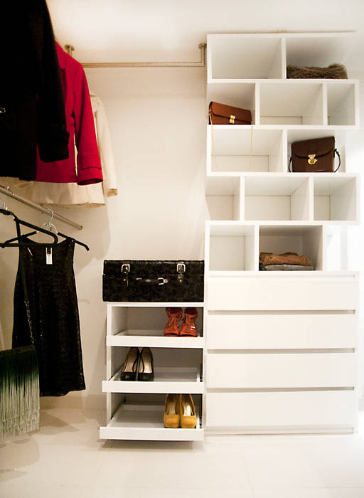 Walk In Closet, Redesign Studio Redesign Studio モダンデザインの ドレッシングルーム 木 木目調