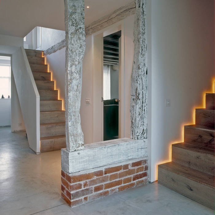 The hallway and stairs at ​the Old Hall in Suffolk Nash Baker Architects Ltd 現代風玄關、走廊與階梯 木頭 Wood effect