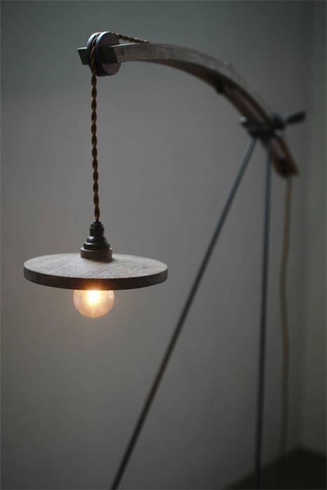 No.111 Floor Lamp フロアランプ, 木の生活道具MWC.WORKSHOP 木の生活道具MWC.WORKSHOP Moderne Wohnzimmer Beleuchtung