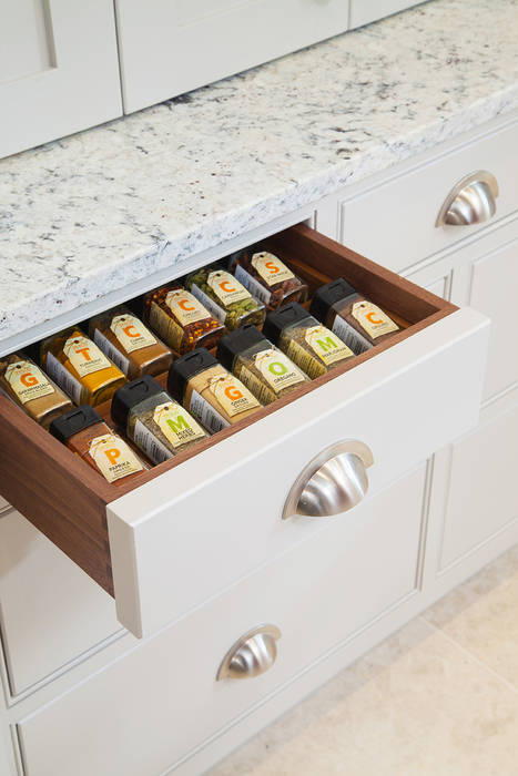 Traditional Kitchen, Sculleries of Stockbridge Sculleries of Stockbridge Classic style kitchen Storage