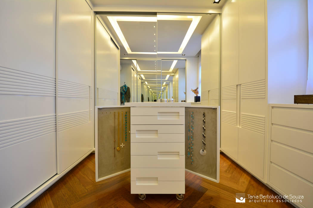 Suíte Master Tania Bertolucci de Souza | Arquitetos Associados Closets closet,walk-in closet