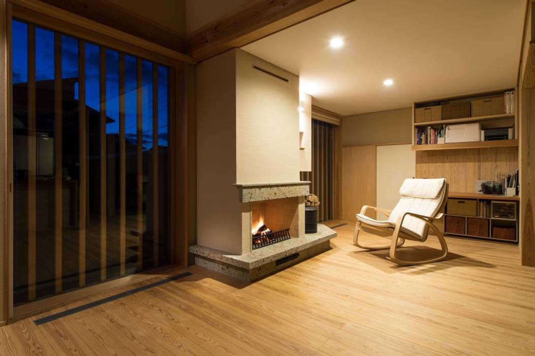 暖炉のある家, AMI ENVIRONMENT DESIGN／アミ環境デザイン AMI ENVIRONMENT DESIGN／アミ環境デザイン 客廳