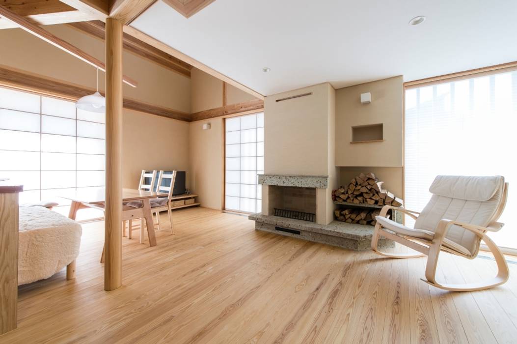 暖炉のある家, AMI ENVIRONMENT DESIGN／アミ環境デザイン AMI ENVIRONMENT DESIGN／アミ環境デザイン Asian style living room