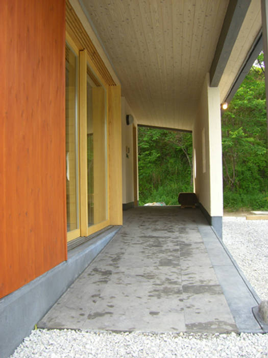 トトロの森に佇む家, AMI ENVIRONMENT DESIGN／アミ環境デザイン AMI ENVIRONMENT DESIGN／アミ環境デザイン Asiatische Häuser