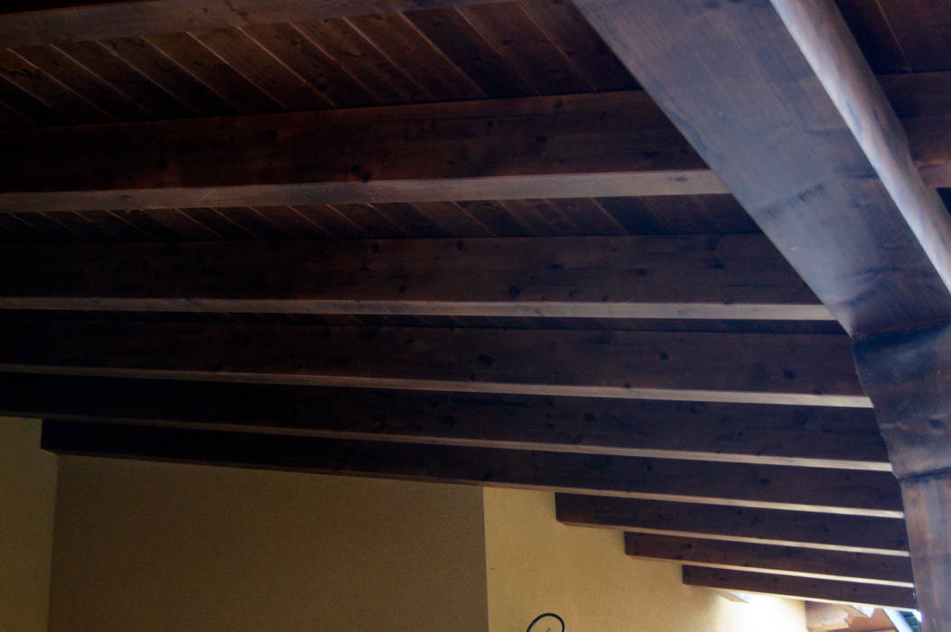 Panel de madera en vivienda de León. panelestudio Casas de estilo clásico Madera Acabado en madera