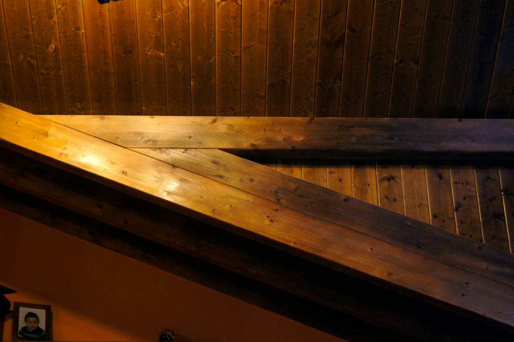 Panel de madera en vivienda del Bierzo (León). panelestudio.com. panelestudio Pasillos, vestíbulos y escaleras de estilo clásico Madera Acabado en madera