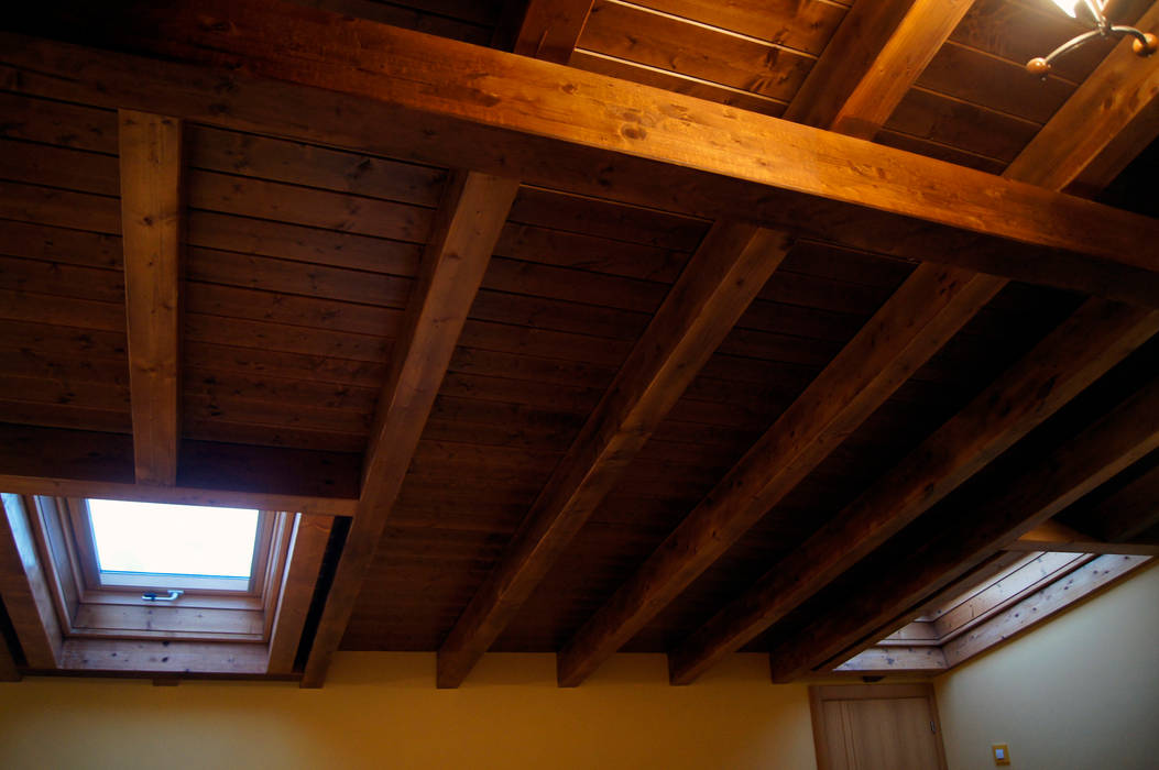 Panel de madera en vivienda del Bierzo. panelestudio.com. panelestudio Oficinas de estilo clásico Madera Acabado en madera