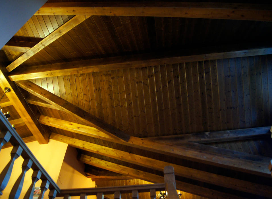 Panel de madera en vivienda del Bierzo. panelestudio Pasillos, vestíbulos y escaleras de estilo clásico Madera Acabado en madera