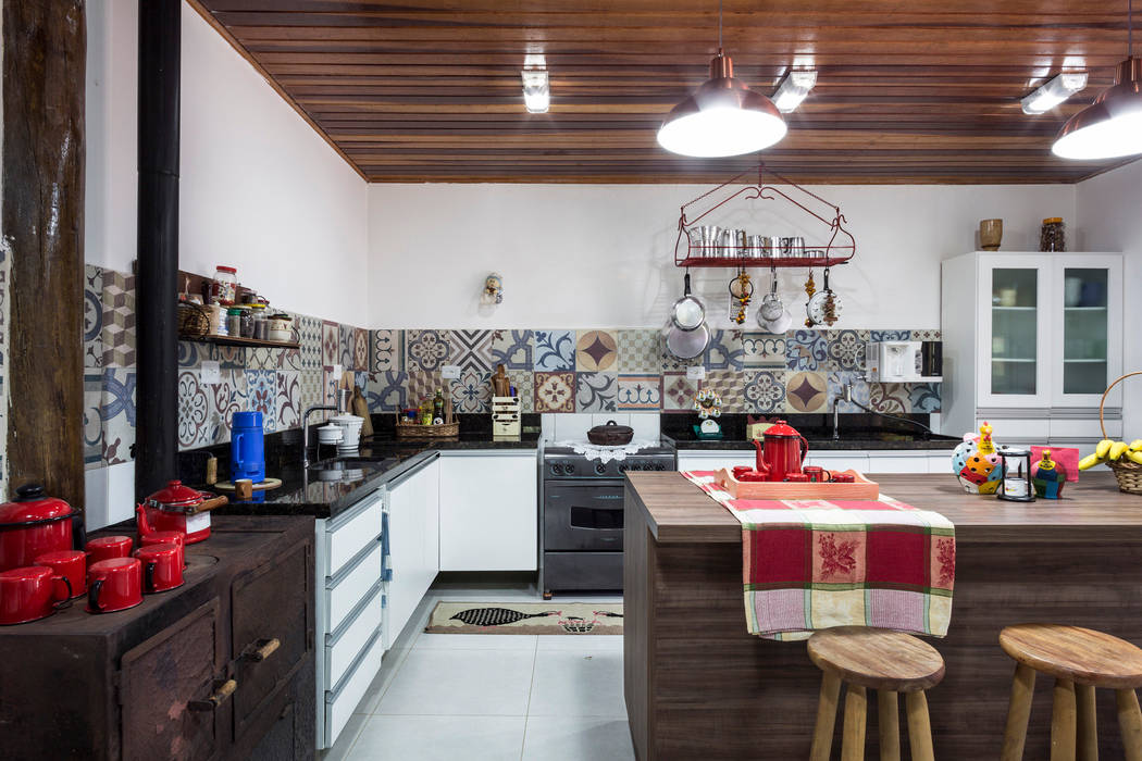 Casa de Campo - cozinha rústica, Elisabeth Berlato Arquitetura Elisabeth Berlato Arquitetura Cocinas rurales Azulejos Mesadas de cocina